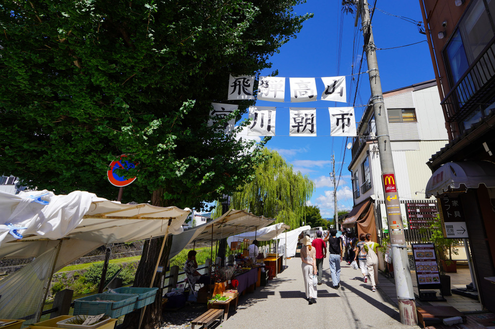 川沿いの宮川朝市の様子