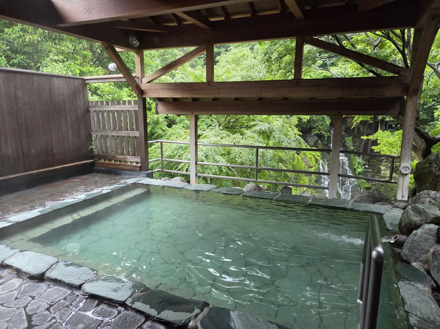 満願の湯｜緑に囲まれた露天風呂