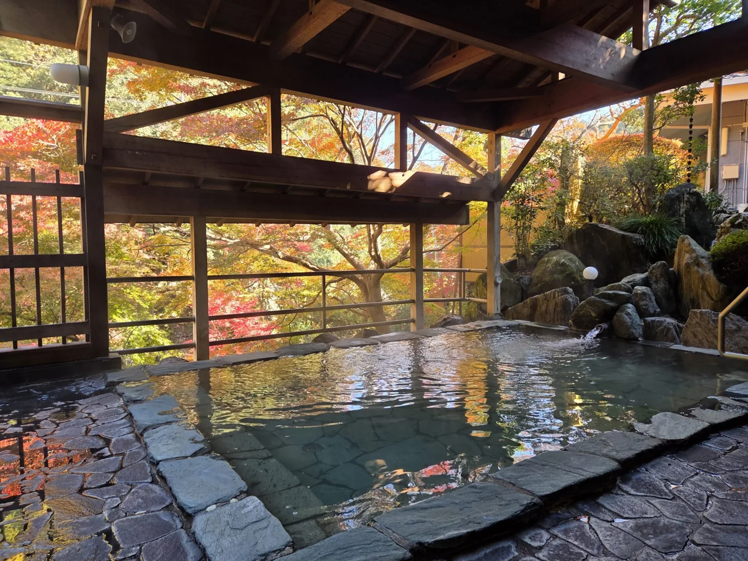 満願の湯｜紅葉期の露天風呂（11月の参考写真）